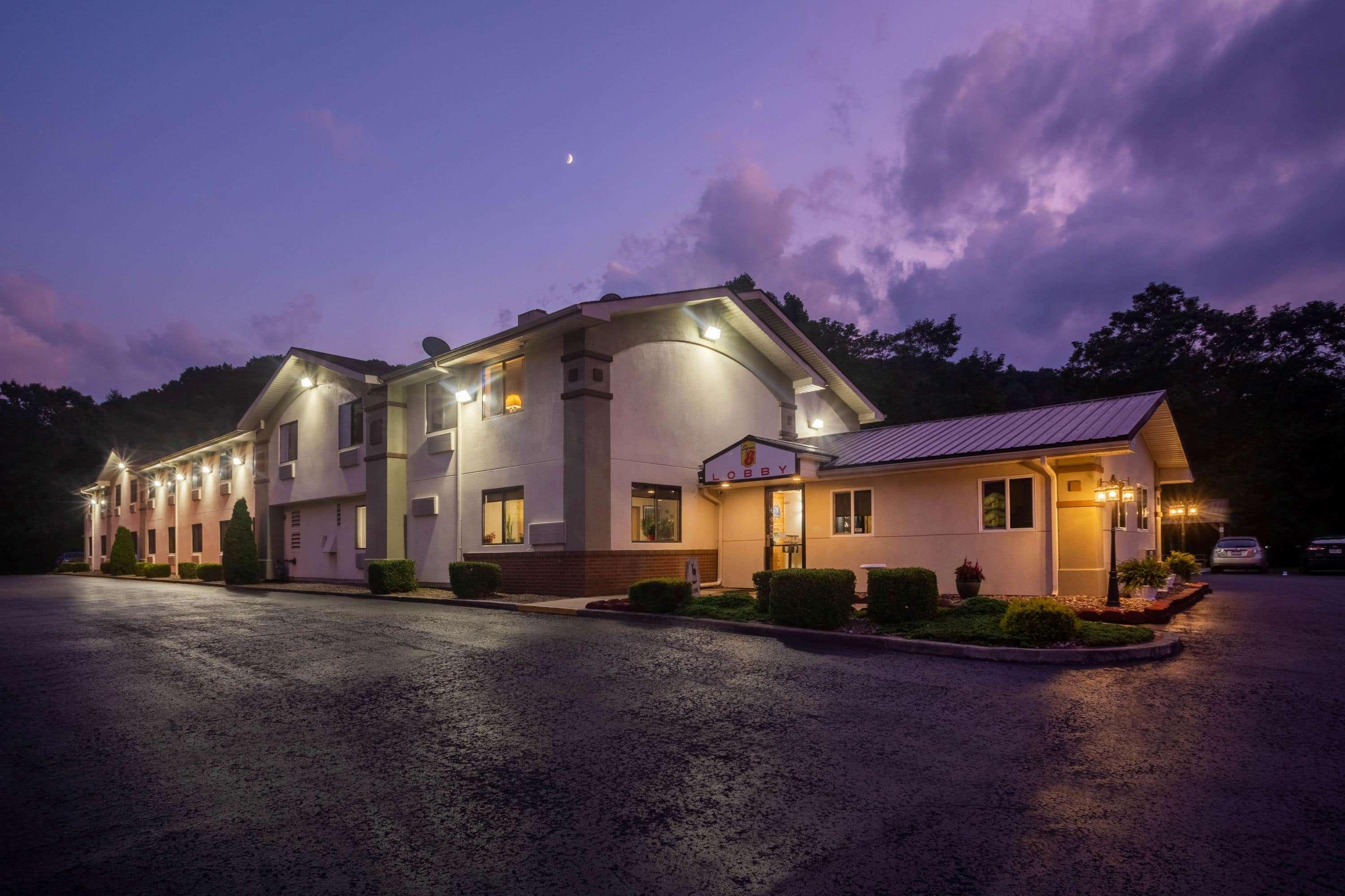 Super 8 By Wyndham Elkins Hotel Exterior photo