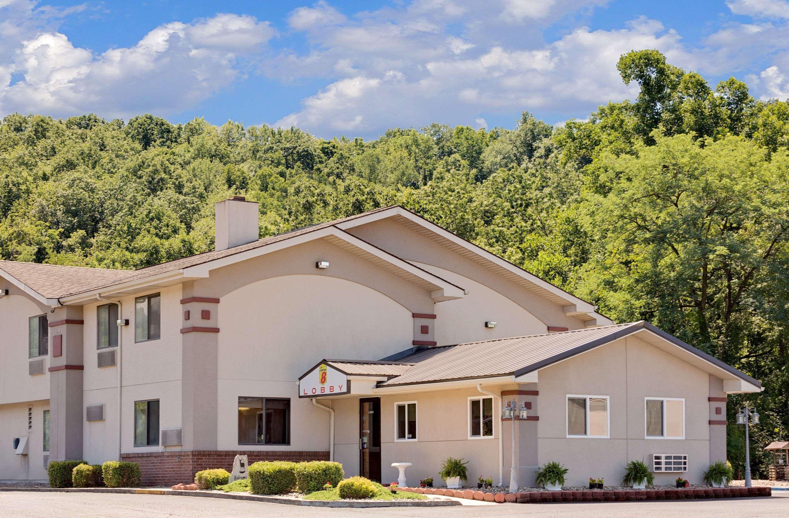 Super 8 By Wyndham Elkins Hotel Exterior photo